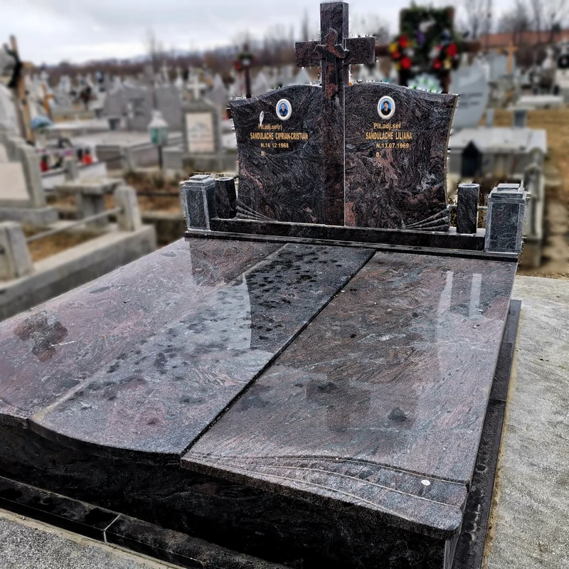 Monumente funerare din granit negru sau diverse culori